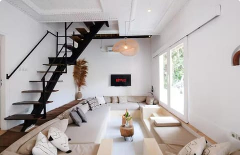 Tropical 6BR Villa - Steps from Canggu Beach Villa in North Kuta