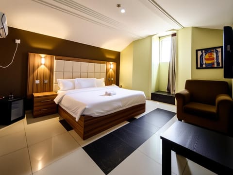 Bed, TV and multimedia, Bedroom