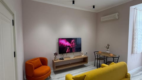 Communal lounge/ TV room, Living room, Seating area