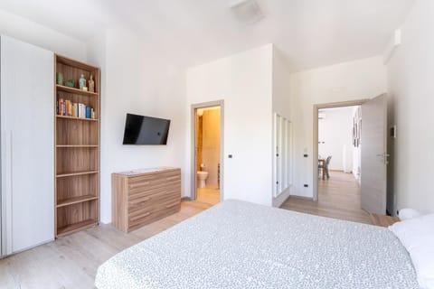 Bed, Library, TV and multimedia, Photo of the whole room, Bedroom, wardrobe