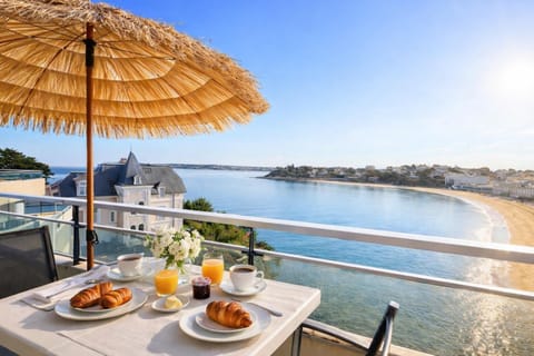 Patio, Nearby landmark, Day, Natural landscape, View (from property/room), Balcony/Terrace, Food and drinks, Dining area, Beach, Landmark view, Landmark view, Sea view, Sea view, Breakfast, Lunch, Dinner, Sunrise