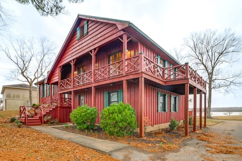 Steps to Shore Group Getaway on Kentucky Lake! House in Lake Barkley