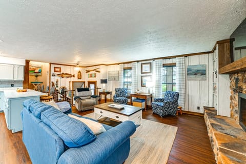 Steps to Shore Group Getaway on Kentucky Lake! House in Lake Barkley