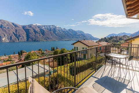 View (from property/room), Balcony/Terrace, Lake view, Mountain view