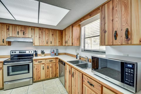 Sun, Sand and Poolside Relaxation! Ormond Beach Unit House in Ormond Beach