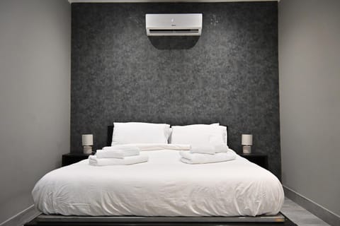 Bed, People, Bedroom, heating