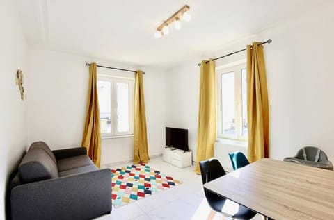 5 mins to Basel - Free Parking - Fully Renovated Apartment in Weil am Rhein