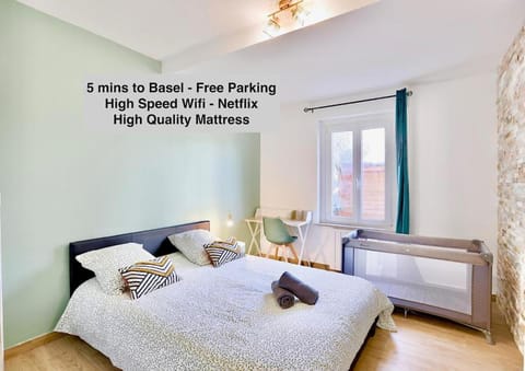 Bed, Photo of the whole room, Seating area, Bedroom