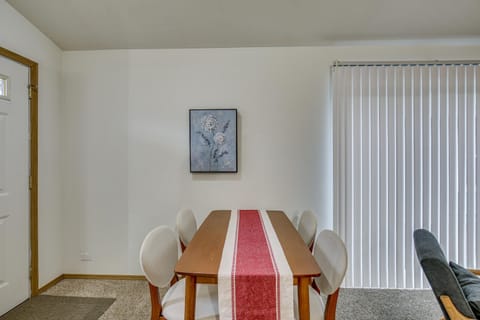 Willamette Wine Country Stay! Walk to Rainbow Lake House in Eugene