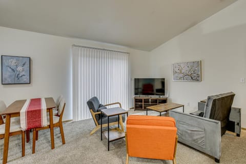 Willamette Wine Country Stay! Walk to Rainbow Lake House in Eugene