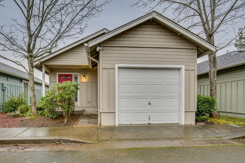 Willamette Wine Country Stay! Walk to Rainbow Lake House in Eugene