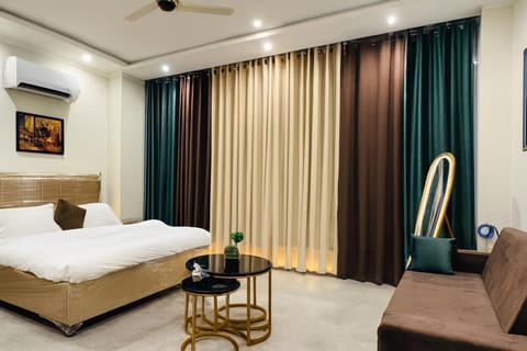Photo of the whole room, Bedroom