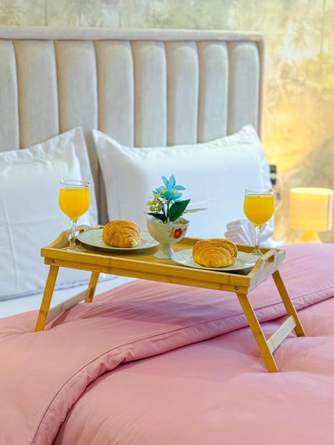 Bed, Photo of the whole room, Bedroom, Breakfast
