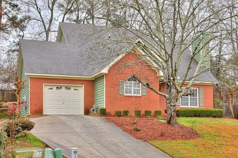 Mins to Parks • Private Fenced Yard • 3BR/Sleeps 6 House in Evans