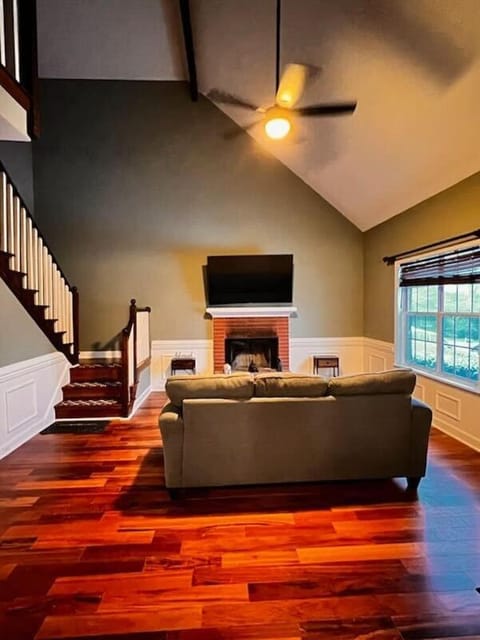 Mins to Parks • Private Fenced Yard • 3BR/Sleeps 6 House in Evans