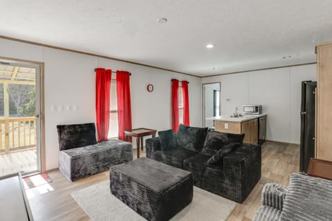 2 Mi to Lake Marion! Pet-Friendly Home with Yard House in Lake Marion