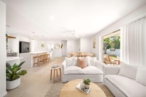 TV and multimedia, Living room, Photo of the whole room, Seating area, Dining area