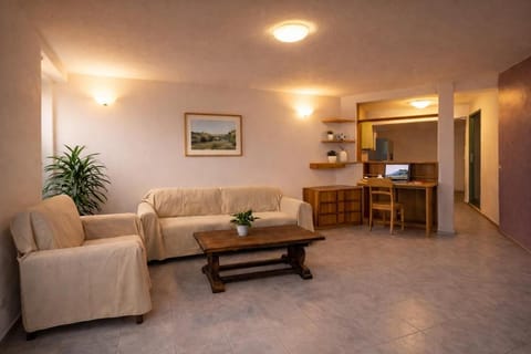 Stylish & Colorful Open Space - Sleeps 5 Apartment in Manarola
