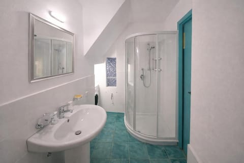 Stylish & Colorful Open Space - Sleeps 5 Apartment in Manarola