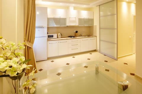 Facade/entrance, Coffee/tea facilities, Kitchen or kitchenette, Dining area