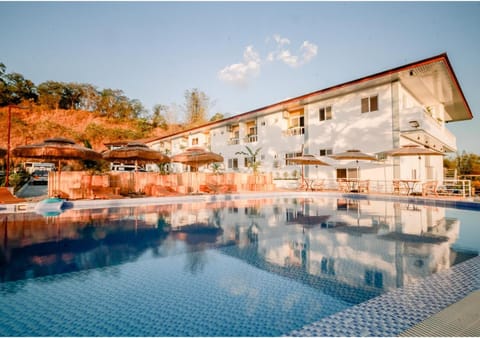 Property building, Day, Pool view, Swimming pool, sunbed