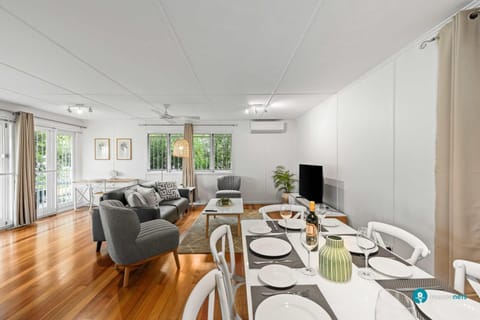 TV and multimedia, Living room, Seating area, Dining area, air conditioner