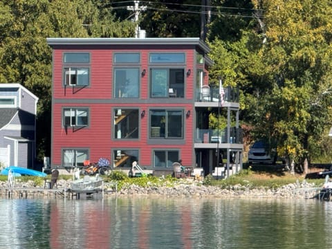 NEW! Eagles Landing - Lakefront & Gorgeous! House in Crystal Lake