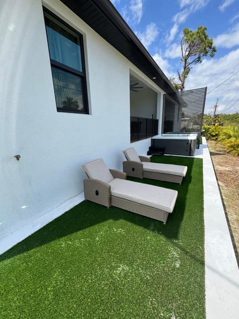 Sanibel Breeze 15337 House in Harlem Heights