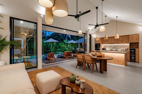 Kitchen or kitchenette, Seating area, Dining area, stove