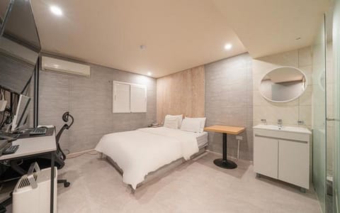 Bed, Photo of the whole room, Bedroom, air conditioner