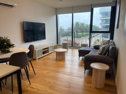 Communal lounge/ TV room, TV and multimedia, Living room, air conditioner