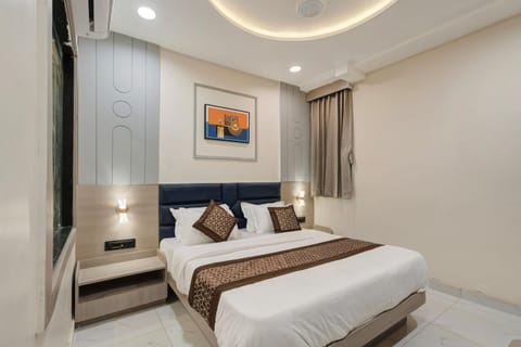 Bed, Seating area, Bedroom