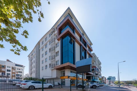 Property building, Day, Neighbourhood, City view, Street view, Location, Parking