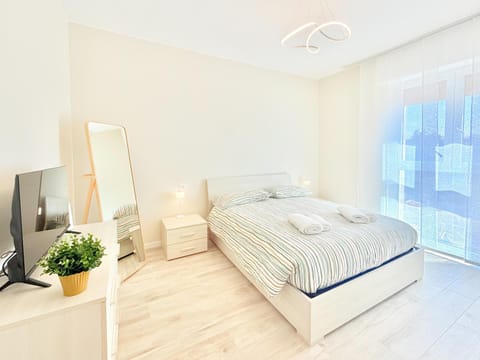 Bed, TV and multimedia, Photo of the whole room, Bedroom