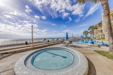 Gorgeous beachfront condo with shared pool hot tub and beach access House in Sunnyside