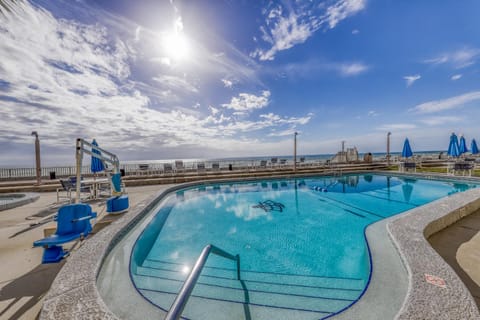 Gorgeous beachfront condo with shared pool hot tub and beach access House in Sunnyside