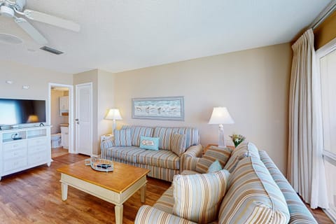 Gorgeous beachfront condo with shared pool hot tub and beach access House in Sunnyside