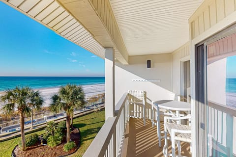 Gorgeous beachfront condo with shared pool hot tub and beach access House in Sunnyside