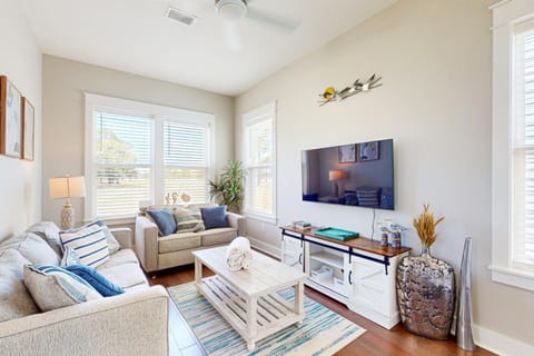 Gorgeous & sun-filled coastal retreat with balcony & W&D - near golf & beaches House in Upper Grand Lagoon