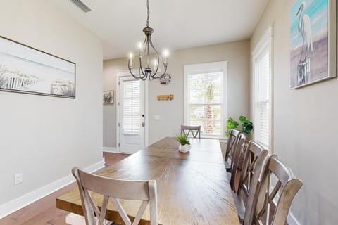 Gorgeous & sun-filled coastal retreat with balcony & W&D - near golf & beaches House in Upper Grand Lagoon