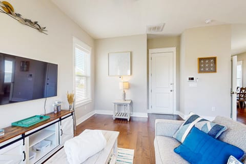 Gorgeous & sun-filled coastal retreat with balcony & W&D - near golf & beaches House in Upper Grand Lagoon