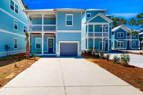 Gorgeous & sun-filled coastal retreat with balcony & W&D - near golf & beaches House in Upper Grand Lagoon