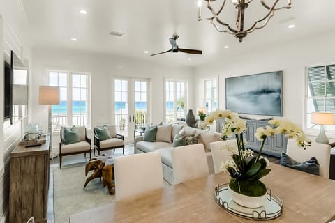 Spotless beachfront dream with views a shared pool & sports courts House in Carillon Beach