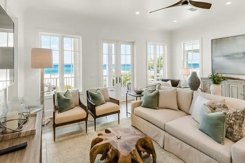 Spotless beachfront dream with views a shared pool & sports courts House in Carillon Beach