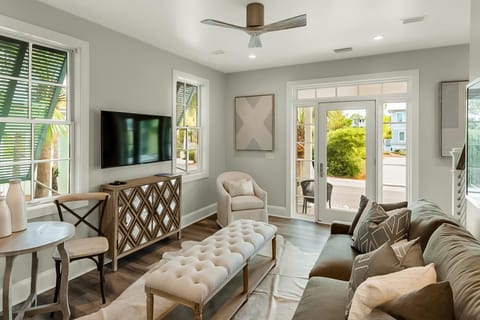 Charming beachfront getaway with a pool & sports courts - Snowbird-friendly House in Carillon Beach