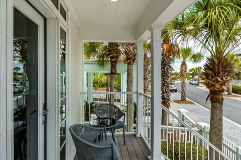 Charming beachfront getaway with a pool & sports courts - Snowbird-friendly House in Carillon Beach