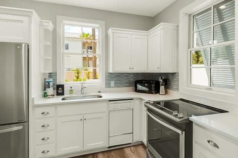 Charming beachfront getaway with a pool & sports courts - Snowbird-friendly House in Carillon Beach