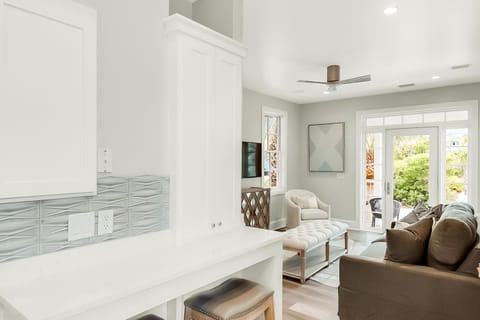 Charming beachfront getaway with a pool & sports courts - Snowbird-friendly House in Carillon Beach