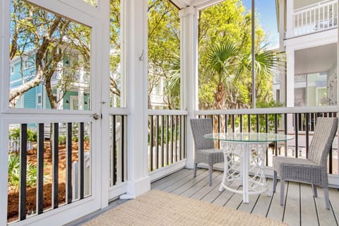 Beautiful dog-friendly home with shared pools & complimentary beach chairs House in Carillon Beach