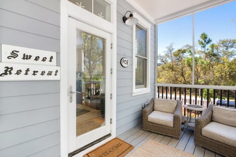 Beautiful dog-friendly home with shared pools & complimentary beach chairs House in Carillon Beach